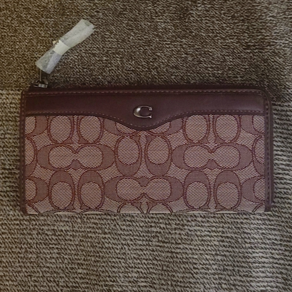 Coach wallet Beautiful Burgundy color